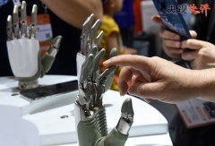 <b>从可控、协同运转的人工智能根本软硬件系统；</b>