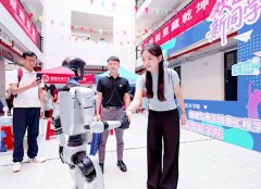 掬的AI机械狗“校园领导官”